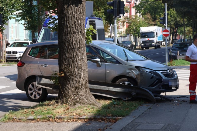 	Auto bei Verkehrsunfall in Wels-Innenstadt gegen Leitschiene und Baum gekracht