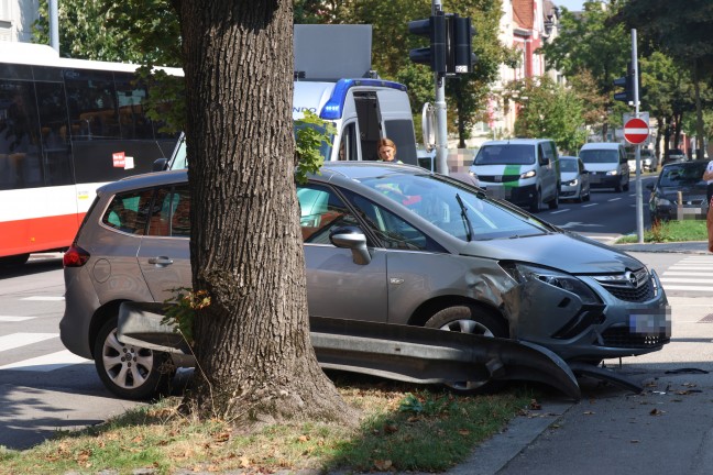 	Auto bei Verkehrsunfall in Wels-Innenstadt gegen Leitschiene und Baum gekracht