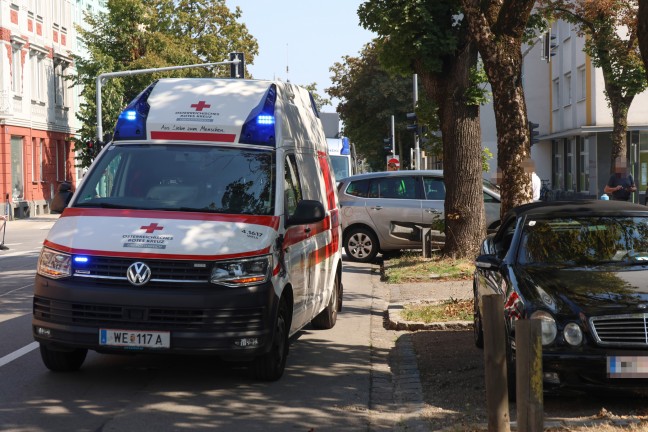 	Auto bei Verkehrsunfall in Wels-Innenstadt gegen Leitschiene und Baum gekracht