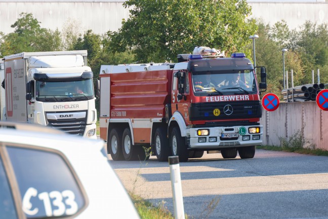 	Brand im Sattelauflieger: Feuerwehr eskortierte rauchenden LKW in Wels zu Abfallunternehmen