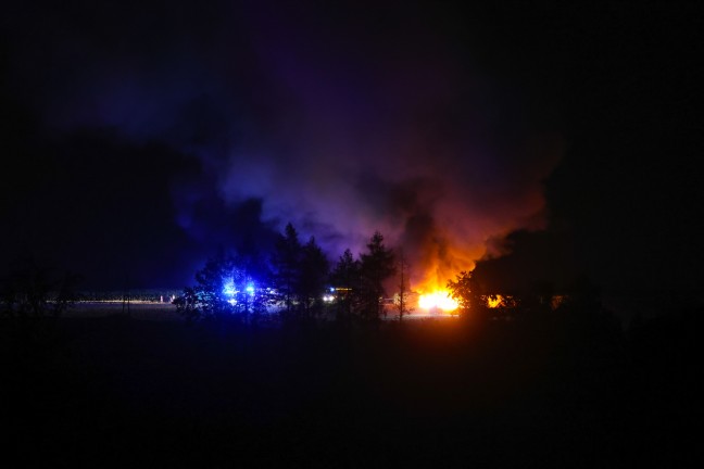 	Mähdrescher stand bei Erntearbeiten auf Feld in Steinhaus in Vollbrand