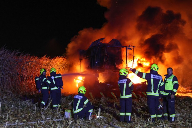 	Mähdrescher stand bei Erntearbeiten auf Feld in Steinhaus in Vollbrand