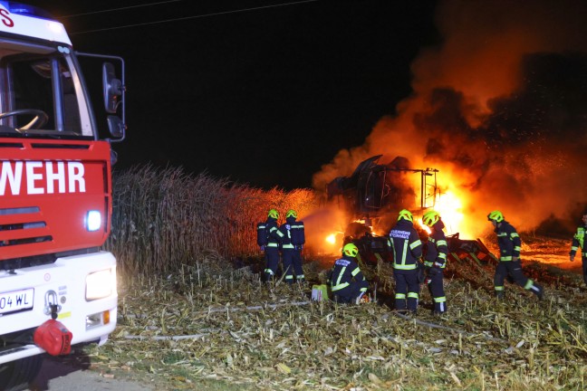 	Mähdrescher stand bei Erntearbeiten auf Feld in Steinhaus in Vollbrand