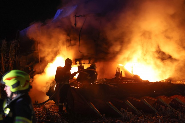 	Mähdrescher stand bei Erntearbeiten auf Feld in Steinhaus in Vollbrand