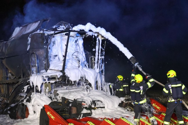 	Mähdrescher stand bei Erntearbeiten auf Feld in Steinhaus in Vollbrand