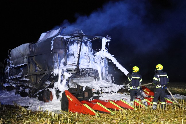 	Mähdrescher stand bei Erntearbeiten auf Feld in Steinhaus in Vollbrand