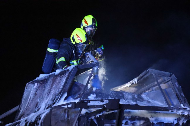 	Mähdrescher stand bei Erntearbeiten auf Feld in Steinhaus in Vollbrand