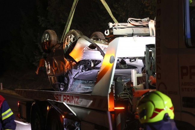 	Schwerer Verkehrsunfall mit Autoüberschlag auf Steyrer Straße bei Dietach forderte zwei Verletzte