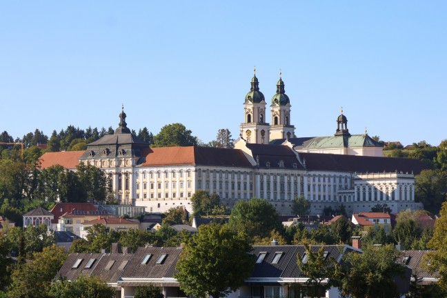 	Bombendrohung gegen Stift in St. Florian: Polizeieinsatz nach Drohung im Literaturgarten-Gästebuch