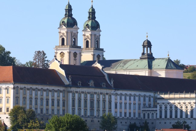 	Bombendrohung gegen Stift in St. Florian: Polizeieinsatz nach Drohung im Literaturgarten-Gästebuch