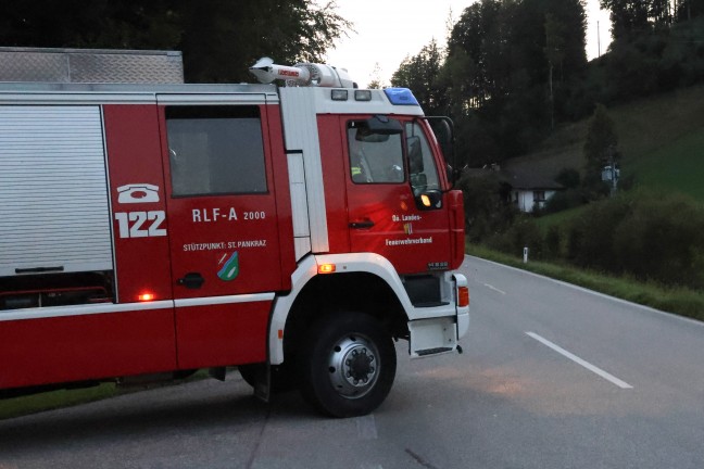 	Schwer verletzt: Auto bei Verkehrsunfall in Vorderstoder gegen Brückengeländer gekracht