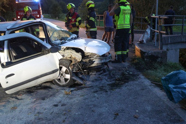 	Schwer verletzt: Auto bei Verkehrsunfall in Vorderstoder gegen Brückengeländer gekracht