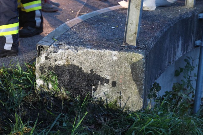 	Schwer verletzt: Auto bei Verkehrsunfall in Vorderstoder gegen Brückengeländer gekracht