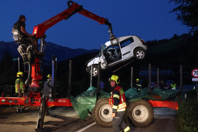 	Schwer verletzt: Auto bei Verkehrsunfall in Vorderstoder gegen Brückengeländer gekracht