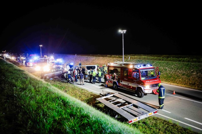 	Fünf teils Schwerverletzte bei Crash zwischen Kleintransporter und Auto auf bei St. Peter am Hart