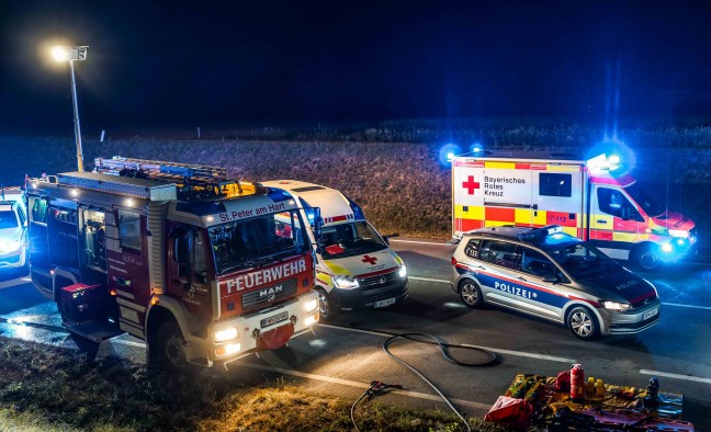 	Fünf teils Schwerverletzte bei Crash zwischen Kleintransporter und Auto auf bei St. Peter am Hart