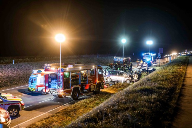 	Fünf teils Schwerverletzte bei Crash zwischen Kleintransporter und Auto auf bei St. Peter am Hart