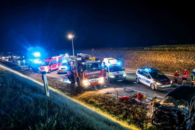 	Fünf teils Schwerverletzte bei Crash zwischen Kleintransporter und Auto auf bei St. Peter am Hart