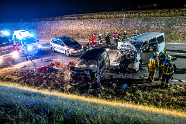 	Fünf teils Schwerverletzte bei Crash zwischen Kleintransporter und Auto auf bei St. Peter am Hart