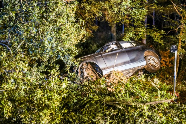 	Auto gegen Baum: Schwerverletzte Lenkerin bei Unfall auf Lamprechtshausener Straße in Burgkirchen