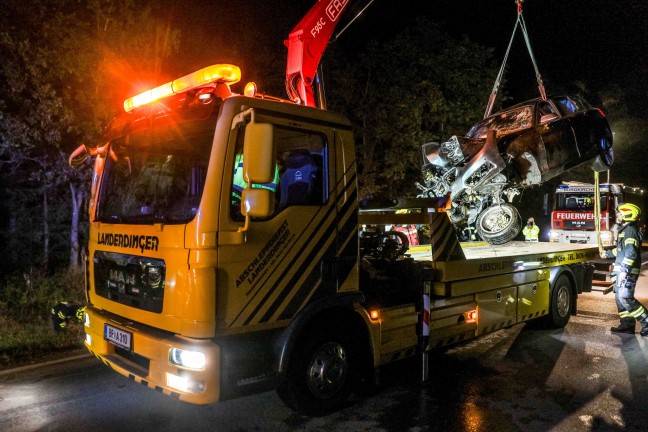 	Auto gegen Baum: Schwerverletzte Lenkerin bei Unfall auf Lamprechtshausener Straße in Burgkirchen