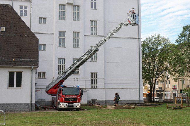 	Feuerwehr-Drehleiter im Einsatz: Tauben in einer Lüftungsanlage einer Volksschule in Wels-Neustadt