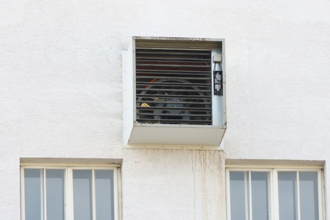 	Feuerwehr-Drehleiter im Einsatz: Tauben in einer Lüftungsanlage einer Volksschule in Wels-Neustadt