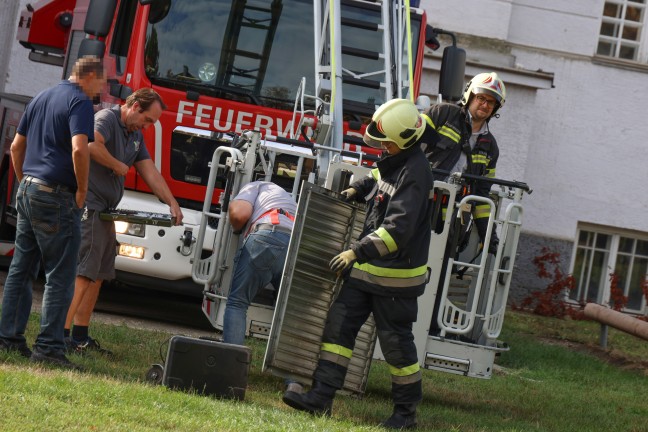 	Feuerwehr-Drehleiter im Einsatz: Tauben in einer Lüftungsanlage einer Volksschule in Wels-Neustadt