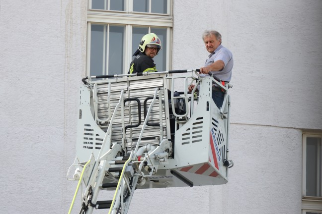 	Feuerwehr-Drehleiter im Einsatz: Tauben in einer Lüftungsanlage einer Volksschule in Wels-Neustadt