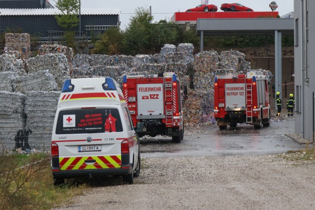 	Drei Feuerwehren bei Brand bei einem Entsorgungsunternehmen in Hörsching im Einsatz