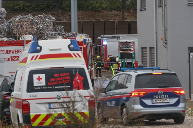 	Drei Feuerwehren bei Brand bei einem Entsorgungsunternehmen in Hörsching im Einsatz