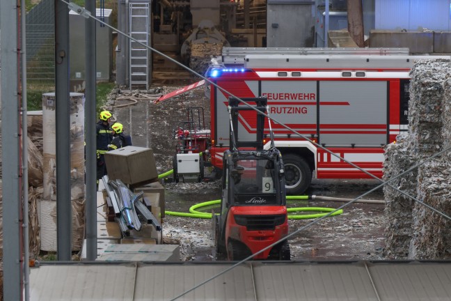 	Drei Feuerwehren bei Brand bei einem Entsorgungsunternehmen in Hörsching im Einsatz