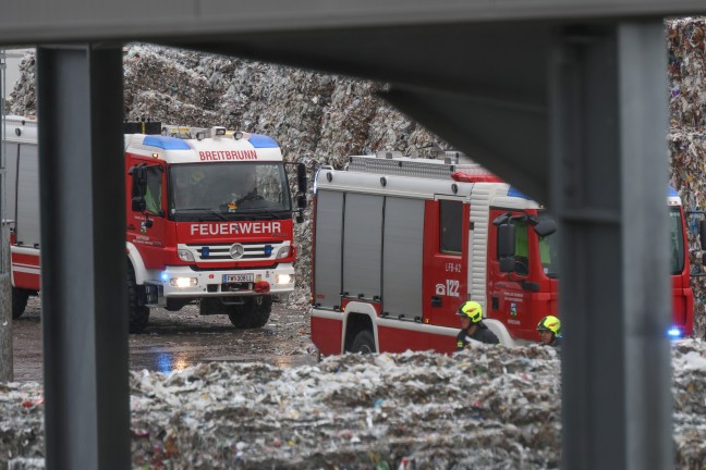 	Drei Feuerwehren bei Brand bei einem Entsorgungsunternehmen in Hörsching im Einsatz