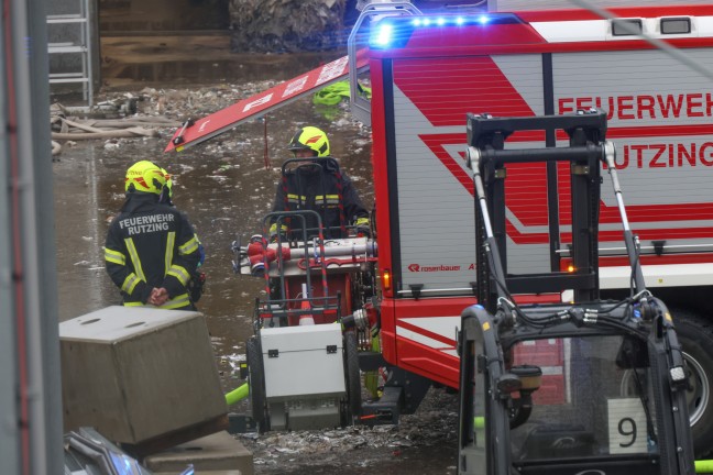 	Drei Feuerwehren bei Brand bei einem Entsorgungsunternehmen in Hörsching im Einsatz