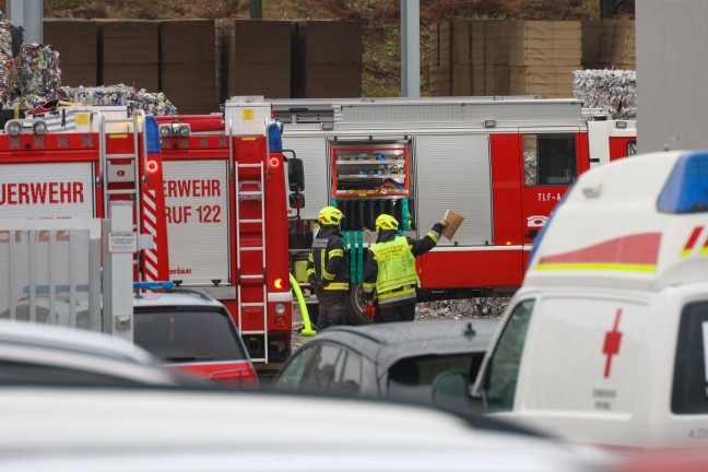 	Drei Feuerwehren bei Brand bei einem Entsorgungsunternehmen in Hörsching im Einsatz