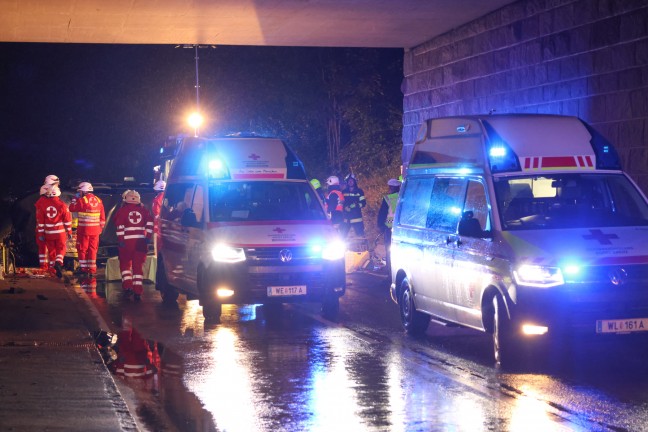 	Auto bei schwerem Verkehrsunfall in Sipbachzell gegen Autobahnunterführung gekracht