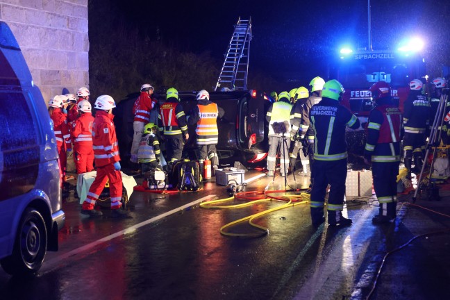 	Auto bei schwerem Verkehrsunfall in Sipbachzell gegen Autobahnunterführung gekracht