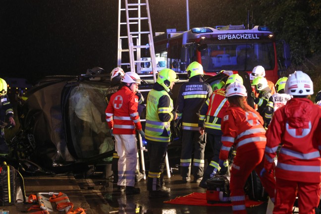 	Auto bei schwerem Verkehrsunfall in Sipbachzell gegen Autobahnunterführung gekracht