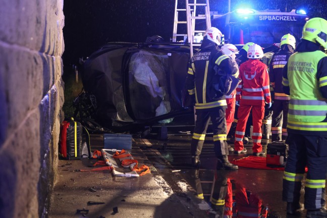 	Auto bei schwerem Verkehrsunfall in Sipbachzell gegen Autobahnunterführung gekracht