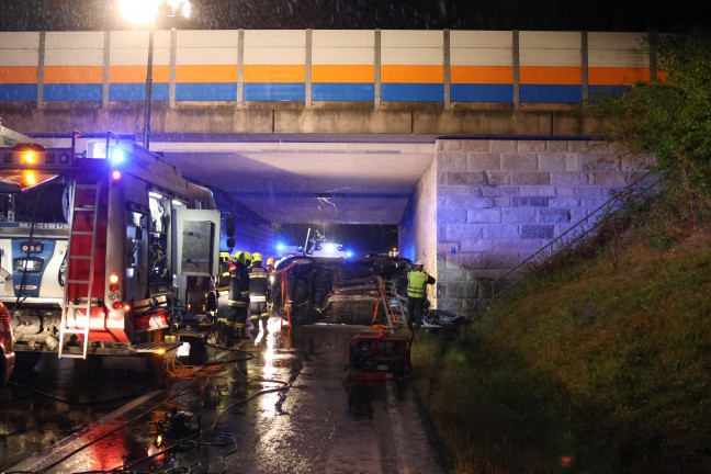 	Auto bei schwerem Verkehrsunfall in Sipbachzell gegen Autobahnunterführung gekracht