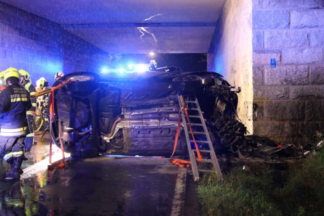 	Auto bei schwerem Verkehrsunfall in Sipbachzell gegen Autobahnunterführung gekracht