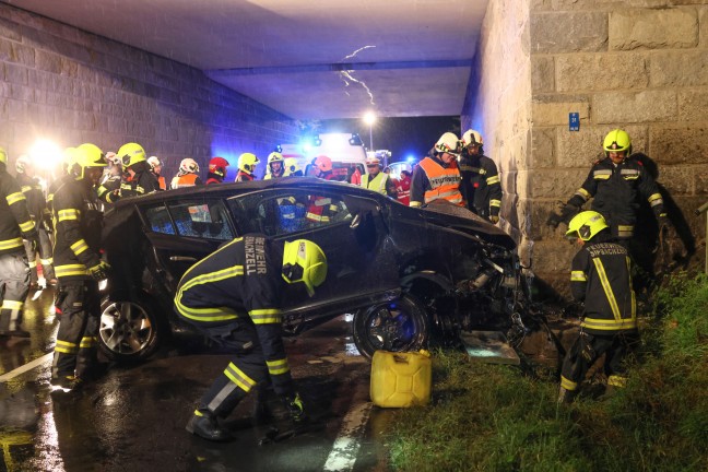 	Auto bei schwerem Verkehrsunfall in Sipbachzell gegen Autobahnunterführung gekracht