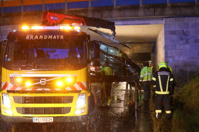 	Auto bei schwerem Verkehrsunfall in Sipbachzell gegen Autobahnunterführung gekracht