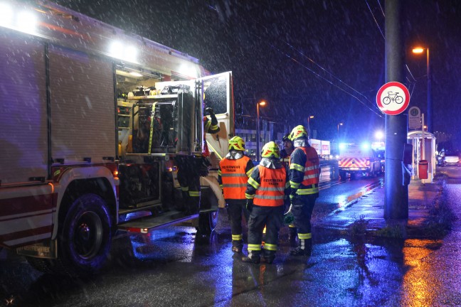 	Auto bei folgenschwerem Unfall auf Wiener Straße in Linz-Neue Heimat um Oberleitungsmast gewickelt