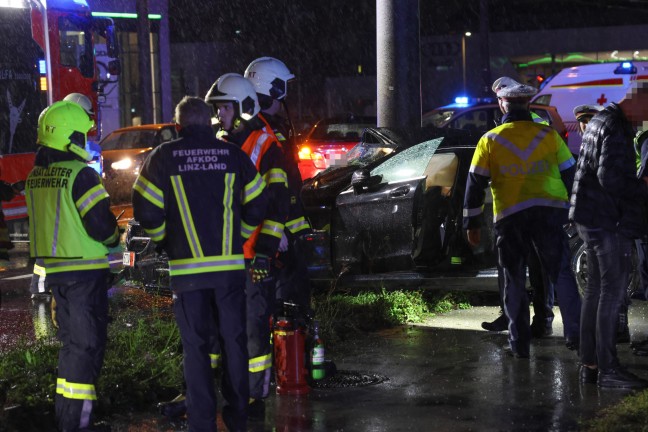 	Auto bei folgenschwerem Unfall auf Wiener Straße in Linz-Neue Heimat um Oberleitungsmast gewickelt