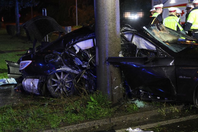 	Auto bei folgenschwerem Unfall auf Wiener Straße in Linz-Neue Heimat um Oberleitungsmast gewickelt