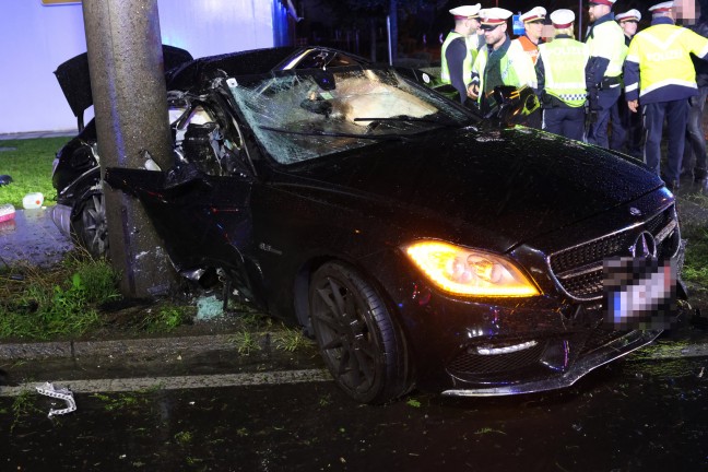 	Auto bei folgenschwerem Unfall auf Wiener Straße in Linz-Neue Heimat um Oberleitungsmast gewickelt