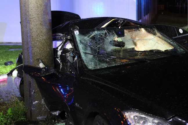 	Auto bei folgenschwerem Unfall auf Wiener Straße in Linz-Neue Heimat um Oberleitungsmast gewickelt