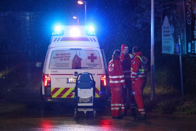 	Auto bei folgenschwerem Unfall auf Wiener Straße in Linz-Neue Heimat um Oberleitungsmast gewickelt