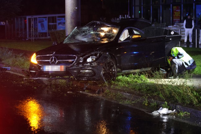 	Auto bei folgenschwerem Unfall auf Wiener Straße in Linz-Neue Heimat um Oberleitungsmast gewickelt